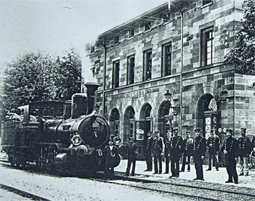 Personal am Bahnhof Willsbach an der Strecke Heilbronn-Crailsheim (Hohenlohebahn), um 1900. Quelle LABW (StAL PL 723 DK 51-155, Bild 1)