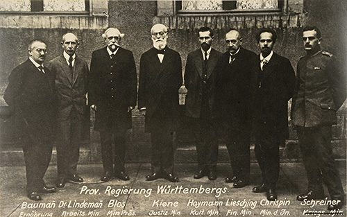 Mitglieder der Provisorischen Regierung von Württemberg, darunter Hugo Lindemann (SPD), der erste Arbeitsminister Württembergs (zweiter von links), ca. 1918 – Quelle LABW (HStAS J 300 Nr. 739)