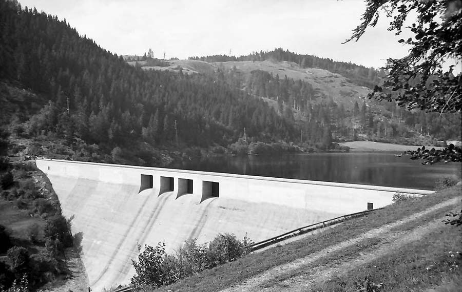 Die Talsperre im Albtal auf einem Foto von Willy Pragher, 1953, Quelle: Landesarchiv BW, StAF W 134 Nr. 026058b