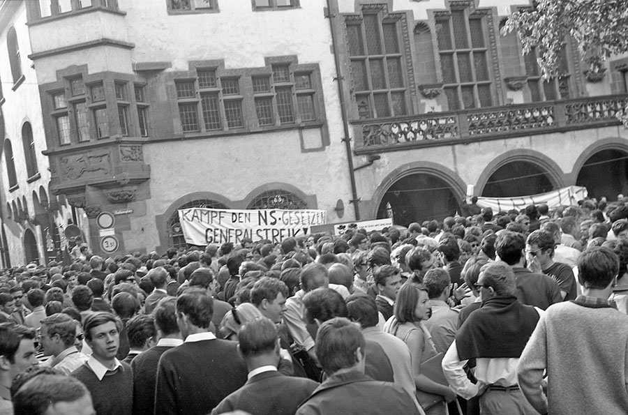 Demonstration gegen die Notstandsgesetze vor dem Rathaus in Freiburg, 15. Mai 1968. Vorlage: Landesarchiv BW, StAF W 134 Nr. 085255 Bild 1, Willy Pragher. Zum Vergrößern bitte klicken.