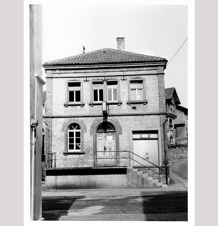 Die ehemalige Synagoge in Adelsheim, um 1962. Das Haus wurde in den 1970er Jahren abgebrochen. [Quelle: Landesarchiv BW, HStAS EA 99/001 Bü 305 Nr. 1]