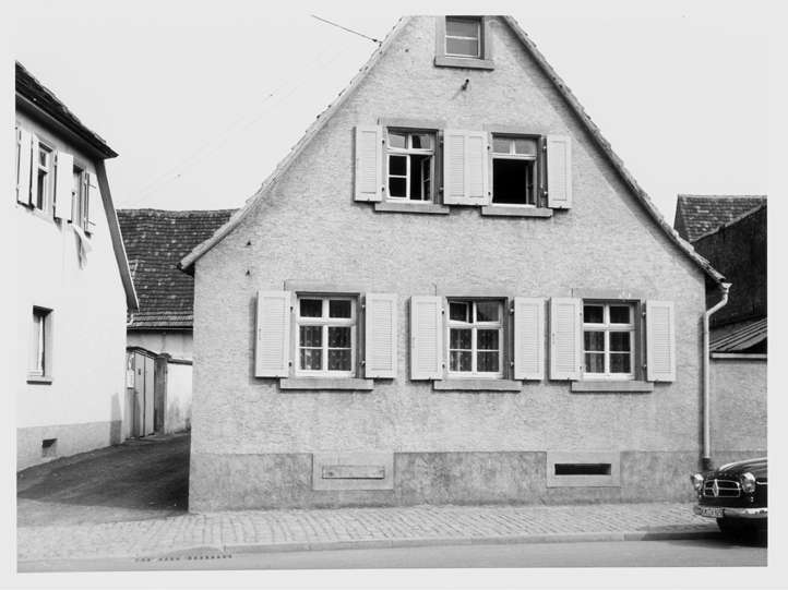 Das ehemalige jüdische Schul- und Gebetshaus in Bad Mingolsheim, um 1962. Das Anwesen mit Synagoge und Mikwe wurde vor den Pogromen im November 1938 von der israelitischen Gemeinde verkauft. [Quelle: Landesarchiv BW, HStAS EA 99/001 Bü 305 Nr. 62]