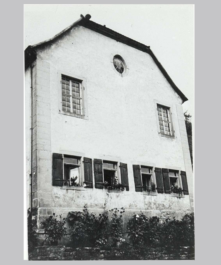 Die Synagoge in Billigheim, vor 1938. Das Gebäude wurde während der Pogrome im November 1938 beschädigt, ab den 1950er Jahren als Wohnhaus genutzt, um 1990 abgebrochen. [Quelle: Landesarchiv BW, HStAS EA 99/001 Bü 305 Nr. 124]
