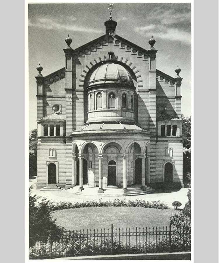 Die Synagoge in Bruchsal, vor 1938. Das Gebäude wurde während der Pogrome im November 1938 durch Inbrandsetzung zerstört. [Quelle: Landesarchiv BW, HStAS EA 99/001 Bü 305 Nr. 221]