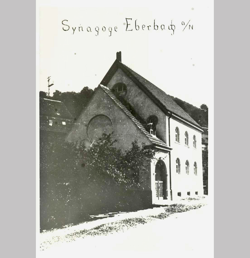 Die Synagoge in Eberbach, vor 1938. Das Gebäude wurde während der Pogrome im November 1938 durch Inbrandsetzung zerstört. [Quelle: Landesarchiv BW, HStAS EA 99/001 Bü 305 Nr. 323]
