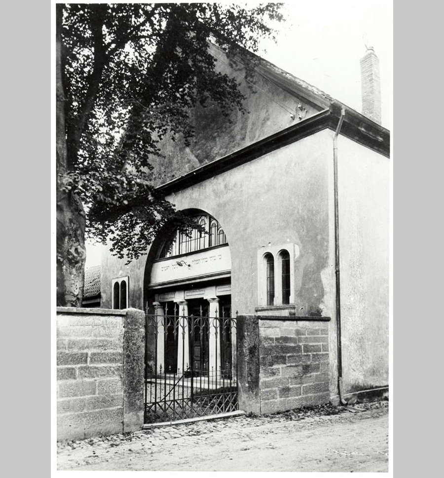 Die Synagoge in Eichstetten, vor 1938. Das Gebäude wurde während der Pogrome im November 1938 durch Inbrandsetzung zerstört. [Quelle: Landesarchiv BW, HStAS EA 99/001 Bü 305 Nr. 366]