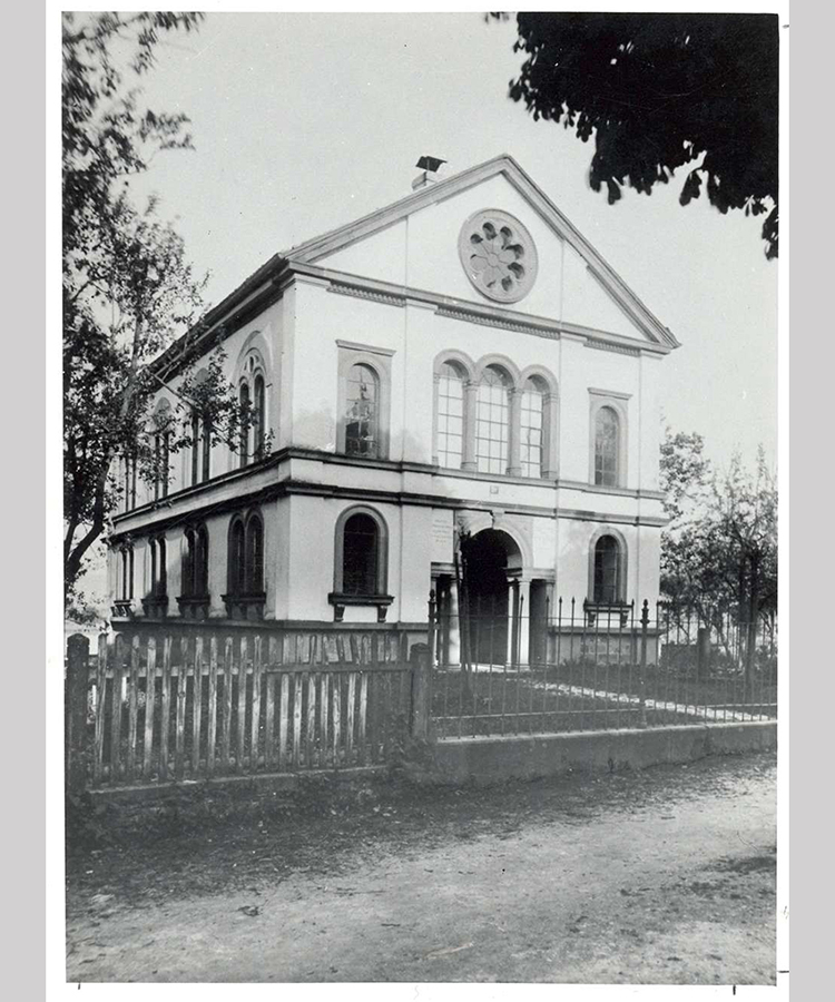 Die Synagoge in Ettenheim, vor 1938. Während der Pogrome im November 1938 wurde die Inneneinrichtung geplündert und zerstört. Kurz darauf kam das Gebäude durch Verkauf an ein benachbartes Unternehmen und wurde komplett umgestaltet. [Quelle: Landesarchiv BW, HStAS EA 99/001 Bü 305 Nr. 453]