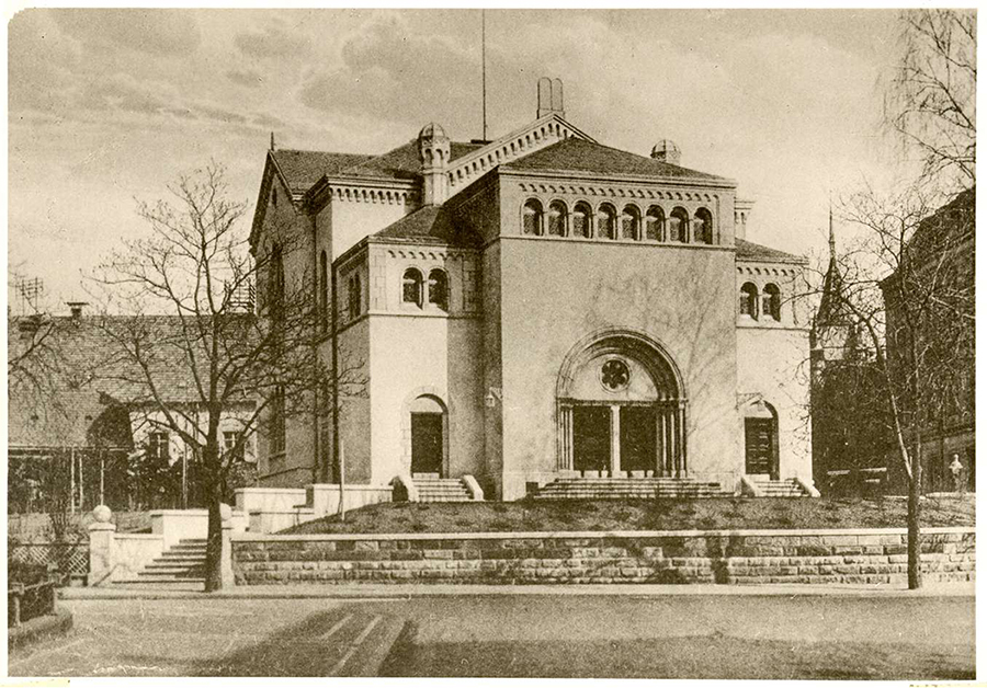 Die Synagoge in Freiburg, vor 1938. Das Gebäude wurde während der Pogrome im November 1938 durch Inbrandsetzung zerstört und anschließend gesprengt. [Quelle: Landesarchiv BW, HStAS EA 99/001 Bü 305 Nr. 502]