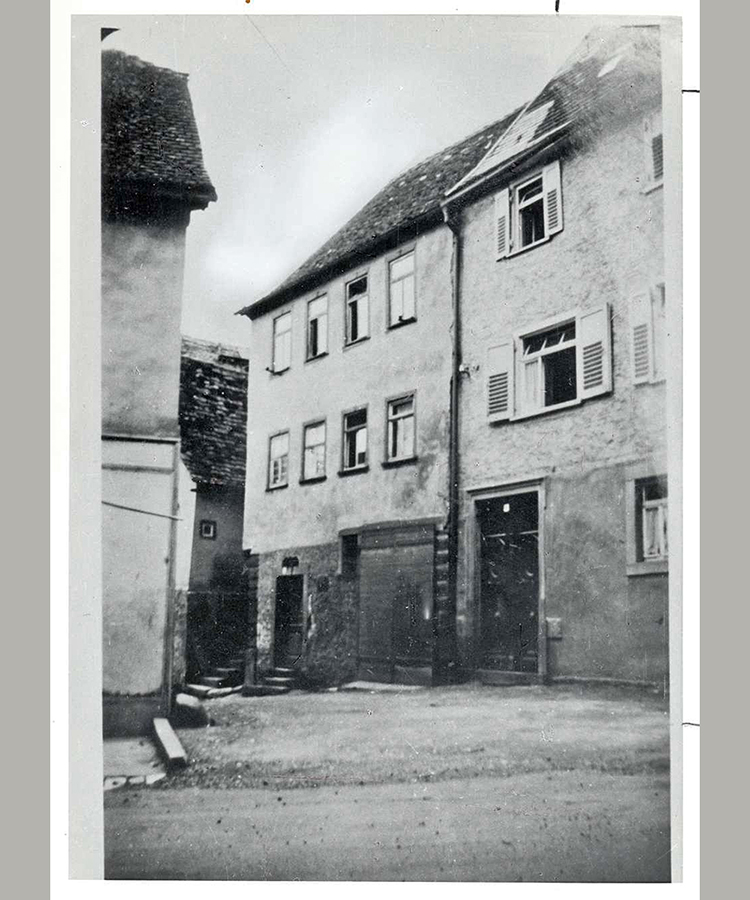 Die Synagoge in Hardheim, vor 1938. Während der Pogrome im November 1938 wurde die Inneneinrichtung zerstört. 1939 verkaufte die jüdische Gemeinde das Gebäude, das in ein Wohnhaus umgewandelt wurde. [Quelle: Landesarchiv BW, HStAS EA 99/001 Bü 305 Nr. 695]
