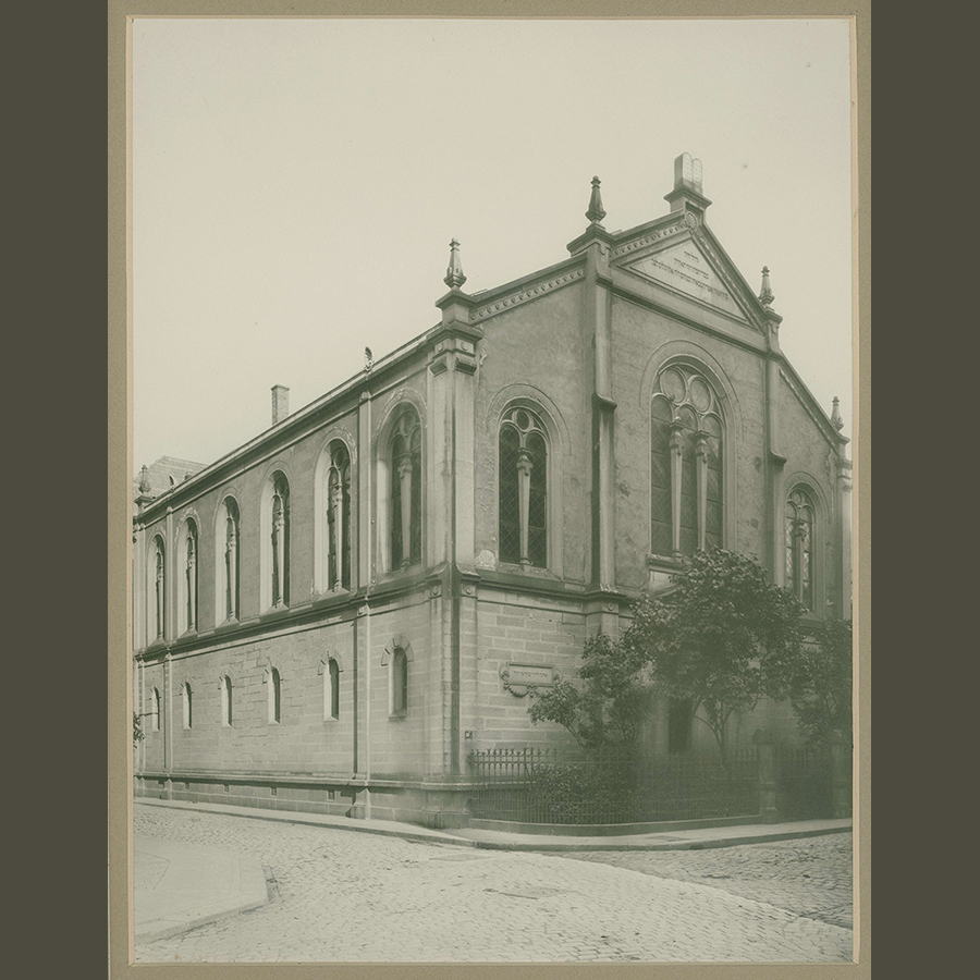 Die in den 1870er Jahren erbaute Synagoge in der Mantelgasse. Das Gebäude wurde während der Pogrome im November 1938 durch Inbrandsetzung zerstört. [Quelle: Landesarchiv BW, GLAK 69 Baden, Sammlung 1995 F I Nr. 230, 19]