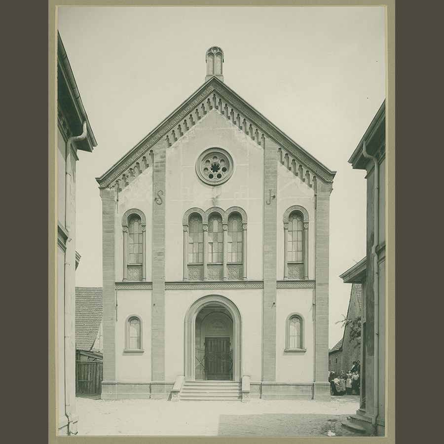 Die Synagoge in Ihringen, um 1896. Das Gebäude wurde während der Pogrome im November 1938 durch Inbrandsetzung zerstört. [Quelle: Landesarchiv BW, GLAK 69 Baden, Sammlung 1995 F I Nr. 230, 8]