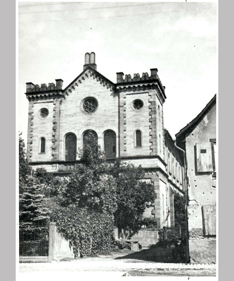 Die Synagoge in Kippenheim, vor 1938. Während der Pogrome im November 1938 erlitt die Synagoge schwere Schäden. Nach mehreren Instandsetzungen wurde das Gebäude 2003 Gedenk-, Lern- und Begegnungsstätte. [Quelle: Landesarchiv BW, HStAS EA 99/001 Bü 305 Nr. 925]