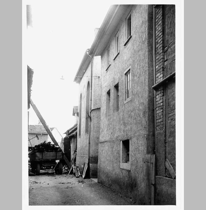 Die ehemalige Synagoge in Krautheim, um 1962. Während der Pogrome im November 1938 blieb das Gebäude unversehrt und wurde wenig später an die Stadt verkauft. In den 1970er Jahren wurde das Haus abgebrochen. [Quelle: Landesarchiv BW, HStAS EA 99/001 Bü 305 Nr. 965]