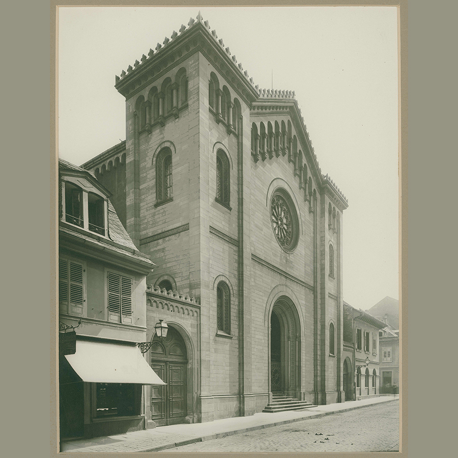 Die 1887/88 errichtete Synagoge im Quadrat F 2 in Mannheim, um 1896. Das Gebäude wurde während der Pogrome im November 1938 gesprengt, das Grundstück an die Stadt verkauft. Die Reste fielen einem Bombenangriff im September 1943 zum Opfer. [Quelle: Landesarchiv BW, GLAK 69 Baden, Sammlung 1995 F I Nr. 230, 21]