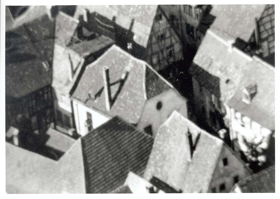 Die Synagoge in Mosbach, vor 1938. Die Synagoge wurde während der Pogrome im November 1938 durch Inbrandsetzung zerstört, die Ruine kurz darauf abgebrochen. [Quelle: Landesarchiv BW, HStAS EA 99/001 Bü 305 Nr. 1962]