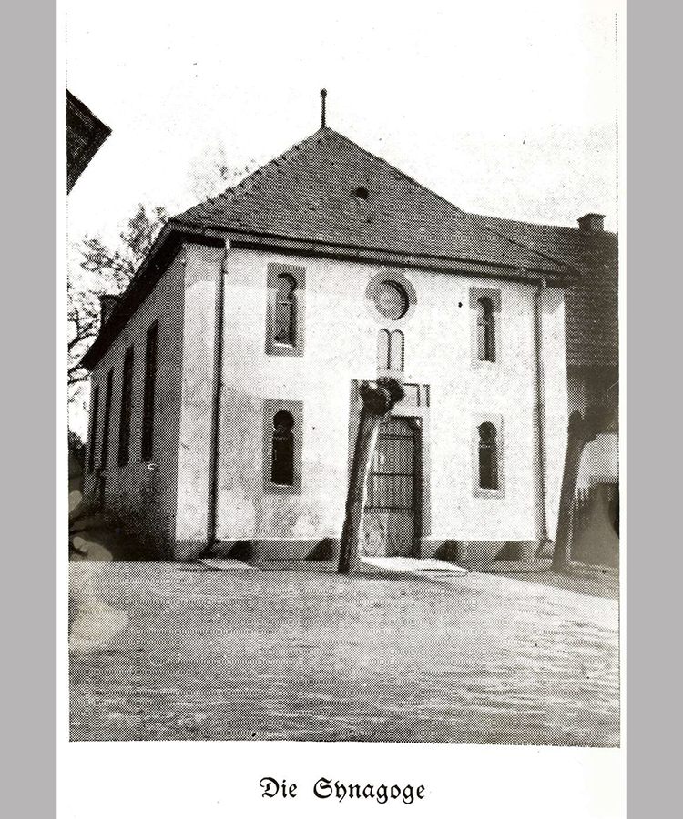 Die Synagoge in Nonnenweier, vermutlich um 1927. Die Synagoge wurde während der Pogrome im November 1938 durch Inbrandsetzung zerstört. [Quelle: Landesarchiv BW, HStAS EA 99/001 Bü 305 Nr. 1301]