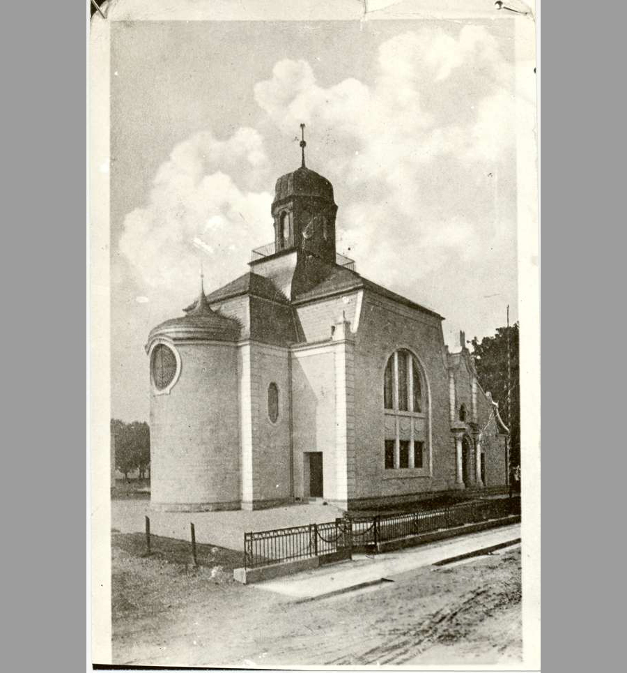 Die neue Synagoge in Rastatt, vor 1938. Während der Pogrome im November 1938 wurde das Gebäude durch Brand- und Sprengsätze zerstört. [Quelle: Landesarchiv BW, HStAS EA 99/001 Bü 305 Nr. 1490]