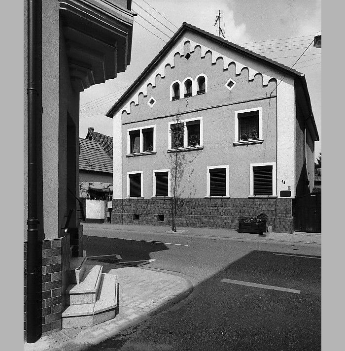 Die ehemalige Synagoge in Reilingen um 1985. Die kleine Gemeinde verkaufte das Gebäude bereits Ende der 1920er Jahre. Es wurde zu einem Wohnhaus mit teilweiser gewerblicher Nutzung umgebaut, beherbergte für einige Zeit auch ein Volksbad und blieb erhalten. [Quelle: Alemannia Judaica, Foto: Joachim Hahn]