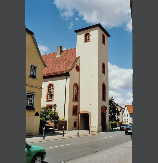 Ende der 1860er Jahre wurde in der ehemaligen reformierten Kirche von Sandhausen die neue Synagoge eingerichtet. Das Gebäude kam 1938 durch Verkauf an die Gemeinde. Trotzdem fiel es während der Pogrome im November Demolierungen zum Opfer. In den 1950er Jahren konnte das verfallende Haus vor dem Abriss bewahrt werden. Nach umfassender Renovierung wurde es 1962 als Kulturzentrum neu eröffnet, heute „Ehemalige Synagoge“ und Ort der Besinnung und Begegnung. [Quelle: Alemannia Judaica, Foto: Joachim Hahn, 2004]