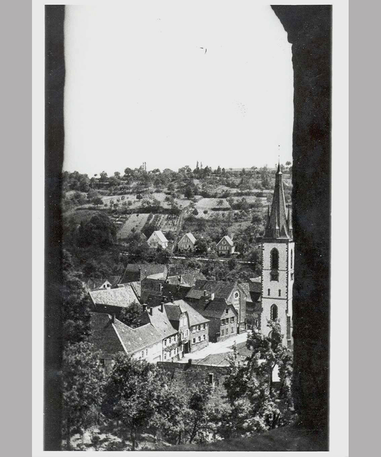 Die Synagoge am Marktplatz in Weingarten (Baden) um 1930. Die Inneneinrichtung der Synagoge wurde während der Pogrome im November 1938 zerstört, das Gebäude anschließend abgebrochen. [Quelle: Landesarchiv BW, HStAS EA 99/001 Bü 305 Nr. 1866]