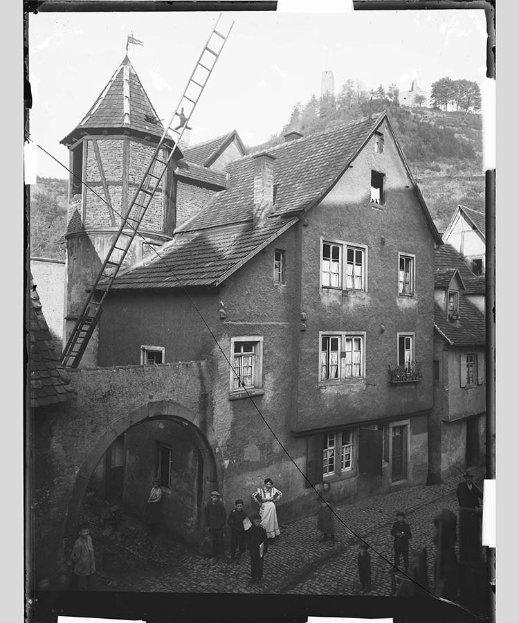 Der Büdinger Hof in der bis heute so genannten Judengasse in Weinheim, um 1910. In diesem Bereich wird die mittelalterliche Synagoge von Weinheim vermutet. [Quelle: Landesarchiv BW, GLAK 498-1 Nr. 2636]