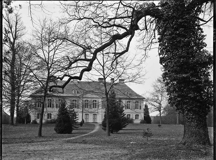 Außenansicht Schloss Stutensee, ca. 1920 [Quelle: Landesarchiv BW, GLAK, Glasnegative Wilhelm Kratt 498-1 Nr. 2392, Bild 1]. Zum Vergrößern bitte klicken.