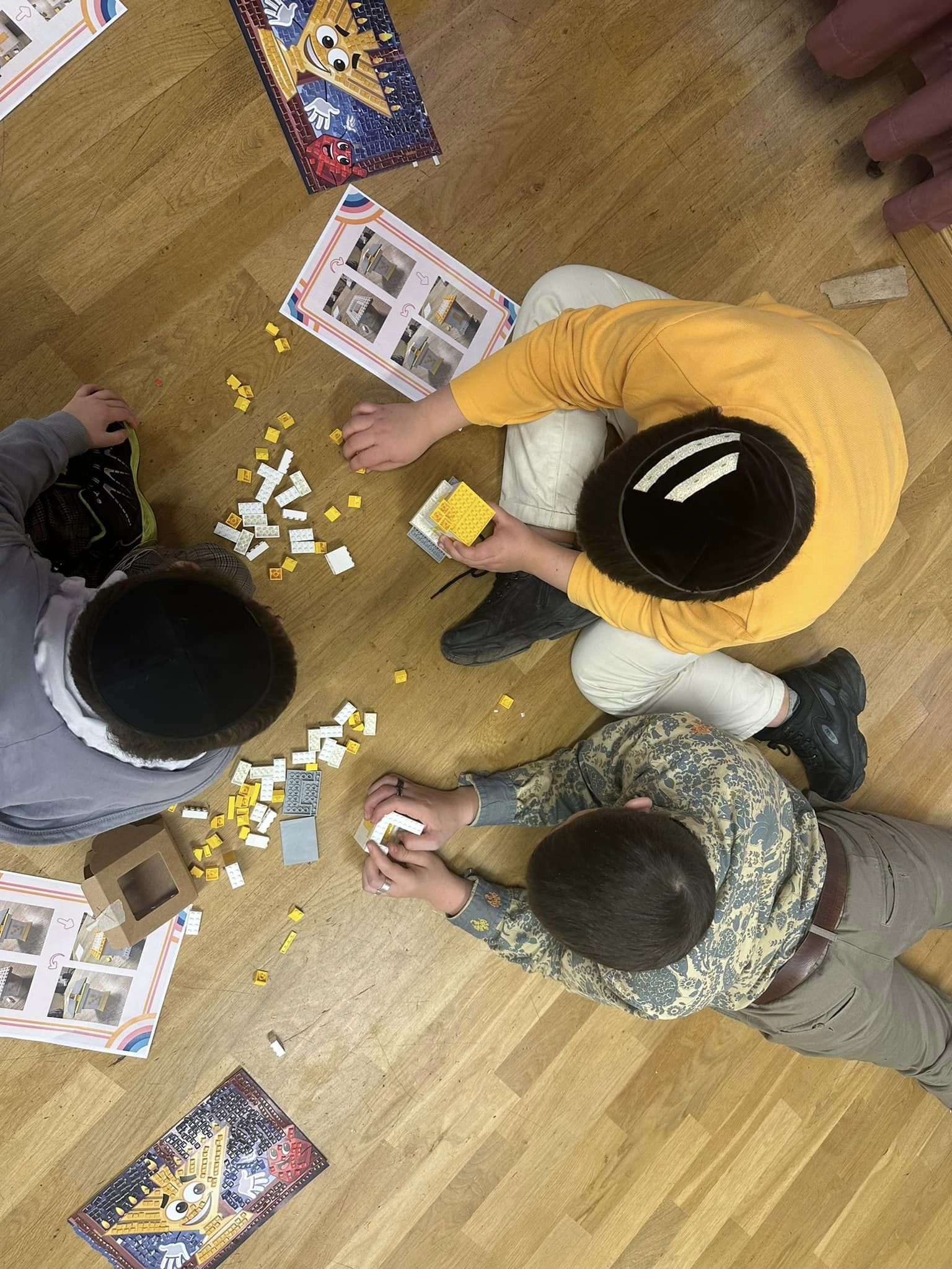 Kinder der Gemeinde Baden-Baden lernen auf spielerische Weise die jüdischen Traditionen kennen. So können sie mit Lego-Sets Gegenstände wie eine Spendenbox oder einen Chanukka-Leuchter nachbauen [Quelle: Israelitische Kultusgemeinde Baden-Baden]