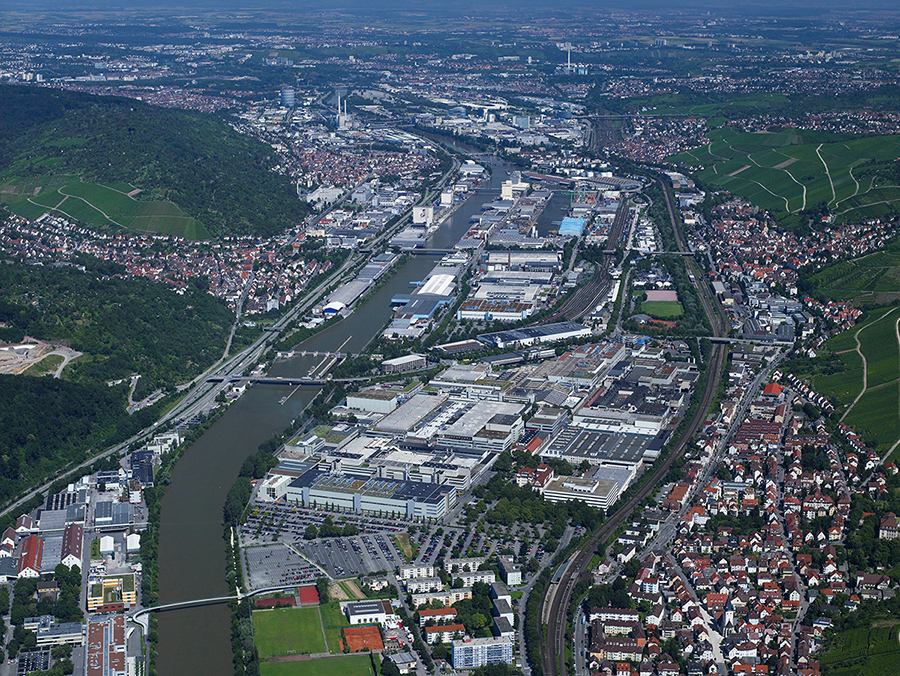 Das Hafenareal mit Neckar, Straßen und Bahnlinien, im Hintergrund der alte Gaskessel - Quelle: LMZ BW