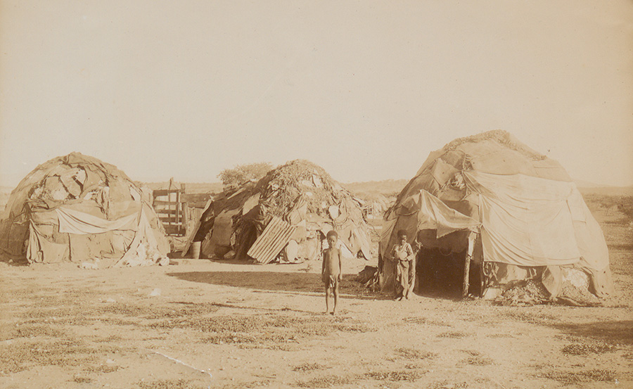 Blick auf Hütten in einem Dorf in Deutsch-Südwestafrika. Foto von Friedrich von Klüber, ca. 1904/06, Vorlage: Landesarchiv BW, GLAK 69 von Klüber 58