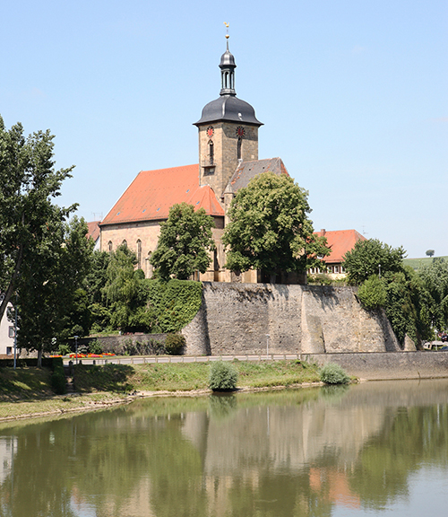 Die Regiswindis-Kirche liegt am Durchbruch einer alten Neckarschlinge im heutigen Lauffen-Dorf, gegenüber von Lauffen-Stadt am anderen Neckarufer – Quelle: LABW