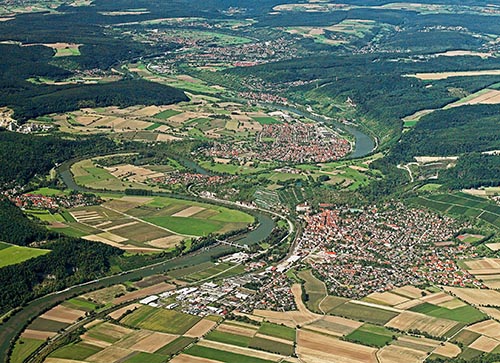 Im Verlauf des Neckars folgt nach Gundelsheim die Schifferstadt Haßmersheim, dann Neckarzimmern, im Hintergrund Mosbach mit Obrigheim – Quelle: LMZ BW