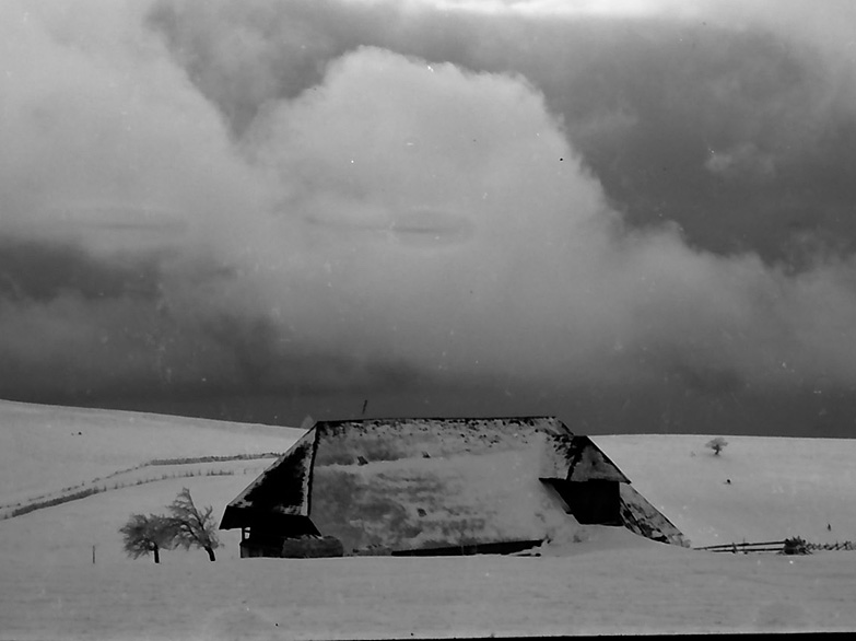 Schauinsland mit Sturmwolken. Vorlage LABW (StAF W 134 Nr. 019483, Bild ), Fotograf: Willy Pragher. 