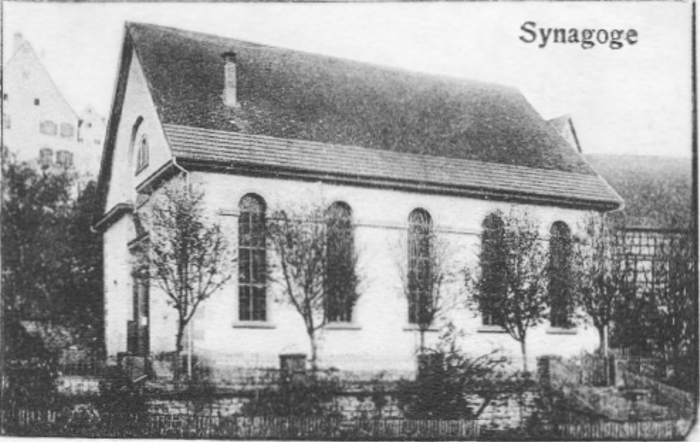 Die Synagoge von Rexingen wurde bei der Pogromnacht 1938 schwer beschädigt. Nach dem Zweiten Weltkrieg wurde sie als evangelische Kirche eingerichtet, heute zugleich Gedenkstätte. [Quelle: Landeszentrale für politische Bildung].