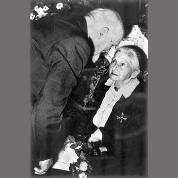 Mathilde Planck erhält das Bundesverdienstkreuz, 1951, [Quelle: Landesmedienzentrum BW]