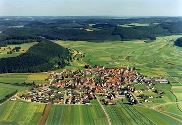 Das ländliche Melchingen, ein Ortsteil von Burladingen, im Jahr 1988 [Quelle: Landesmedienzentrum BW]