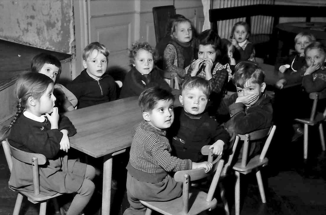 Kindergarten im Flüchtlingslager St. Blasien, 1956 [Quelle: Landesarchiv BW, StAF W 134 Nr. 042275c]