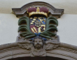 Wappen über dem Eingang der ehemaligen Vogtei
