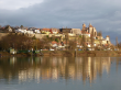Blick auf Breisach, mit Spiegelung im Rhein