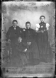 Frau mit ihren drei Kindern im Fotoatelier