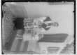 Primizfeier Bayer in Emerfeld 1935; Pfarrer mit Primizbräutchen; eine Krone auf einem Kissen in den Händen des Kindes