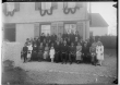 Primizfeier Bayer in Emerfeld 1935; Gruppenaufnahme vor einem Haus