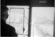 Killer, Blick aus Triebwagen VT 1 (1934 - 1975) auf die abgebrannte Strohhalle und einen Bahnübergang der B 32