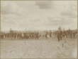 Albert von Schnürlen (1843-1926), General der Infanterie, Gruppenfoto mit ca. dreiundvierzig Soldaten, teils zu Pferd, teils stehend, in Uniform, teils mit Mütze oder Pickelhaube auf Truppenübungsplatz bei Münsingen, August 1876
