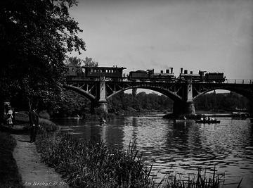 Eisenbahnbrücke bei Stuttgart-Bad Cannstatt mit Zug, 1907 [Quelle: Landesmedienzentrum Baden-Württemberg] 