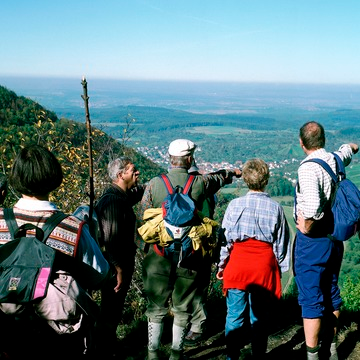 Wandergruppe auf dem Marienfels bei Beuren 1997