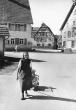 Bäuerin auf einer Dorfstraße in Zainingen 1960