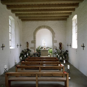 Frenkenbach: romanische Dorfkirche innen mit Chor 1989