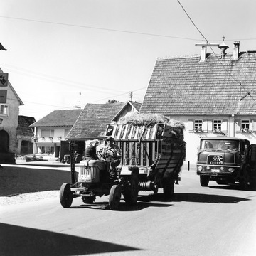 Straßenbild Genkingen mit Traktor und Ladewagen, 1970