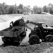 Bagger beim Beladen eines LKW im Kieswerk Altenburg 1970