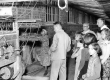 Schulkinder besichtigen die Seilerei in Markgröningen 1954